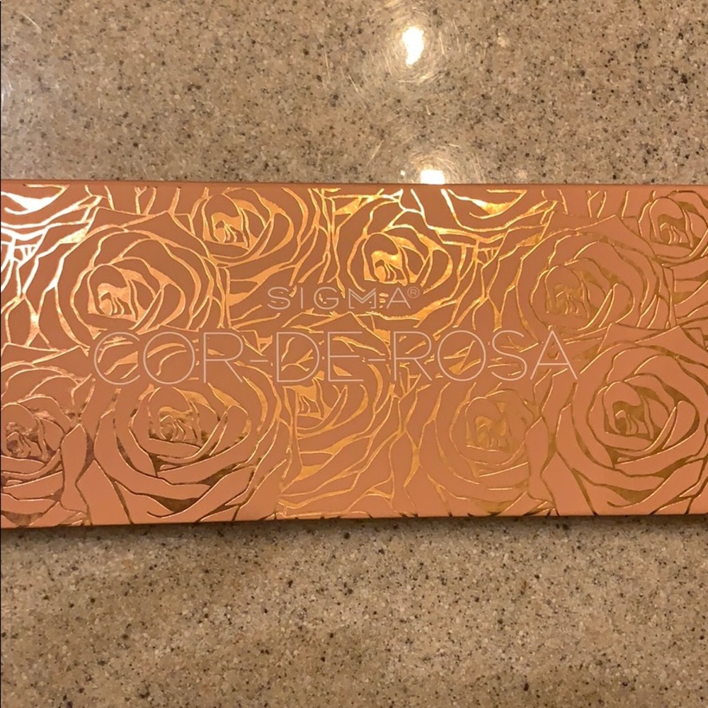SIGMA Cor-de-Rosa eyeshadow palette with brush